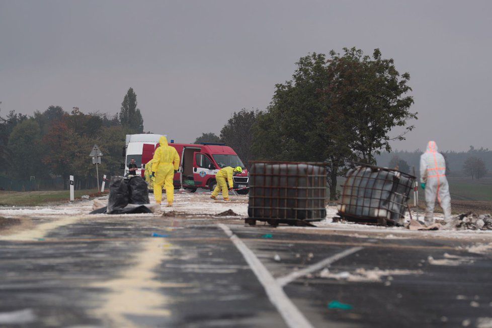 Kyselina u Odoleny Vody rozežrala silnici: Vandalové ji v okolí vylili záměrně, tvrdí místní
