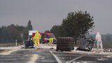 2000 litrů kyseliny rozežralo silnici u Klíčan: Policie obvinila řidiče auta, které látku vezlo