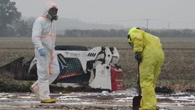 Z auta u Odoleny Vody vypadly barely s kyselinou sírovou: Vandalové ji záměrně rozlívali po okolí, tvrdí místní