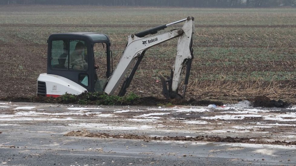 Z auta u Odoleny Vody vypadly barely s kyselinou sírovou: Vandalové ji záměrně rozlívali po okolí, tvrdí místní