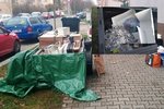 Nepořádek u některých kontejnerů v Plzni, uvnitř mnohdy končí i odpad, který patří do sběrného dvora.