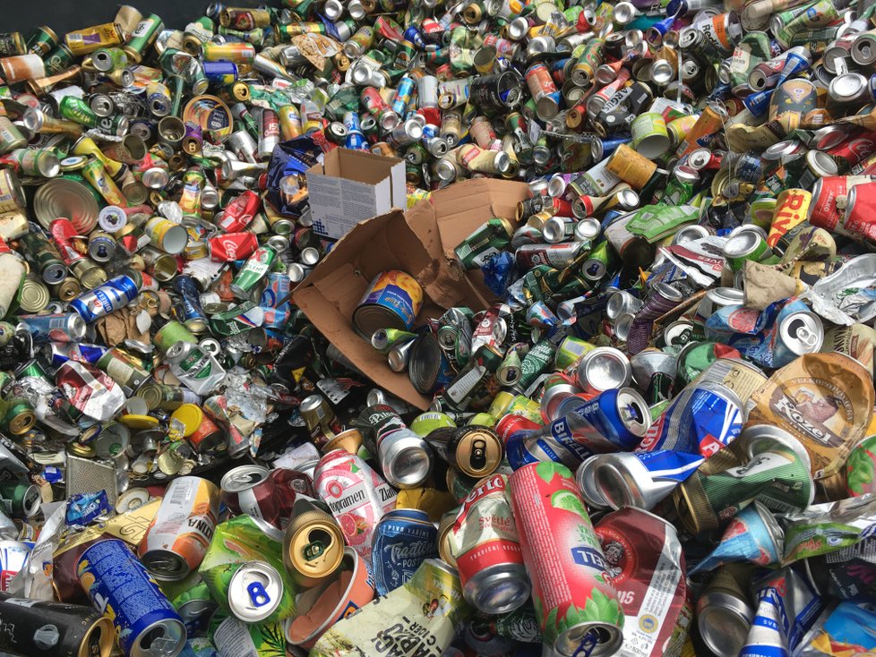 Nová třídící linka na kovové obaly v několika fázích oddělí recyklovatelný materiál od nečistot.