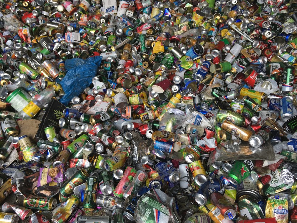 Nová třídící linka na kovové obaly v několika fázích oddělí recyklovatelný materiál od nečistot.