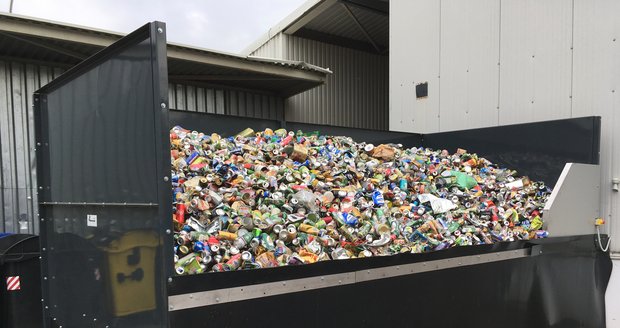 Nová třídící linka na kovové obaly v několika fázích oddělí recyklovatelný materiál od nečistot.