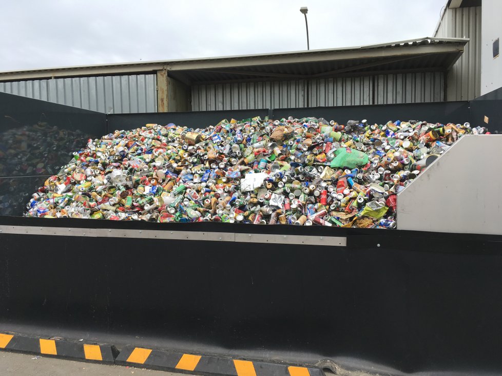 Nová třídící linka na kovové obaly v několika fázích oddělí recyklovatelný materiál od nečistot.