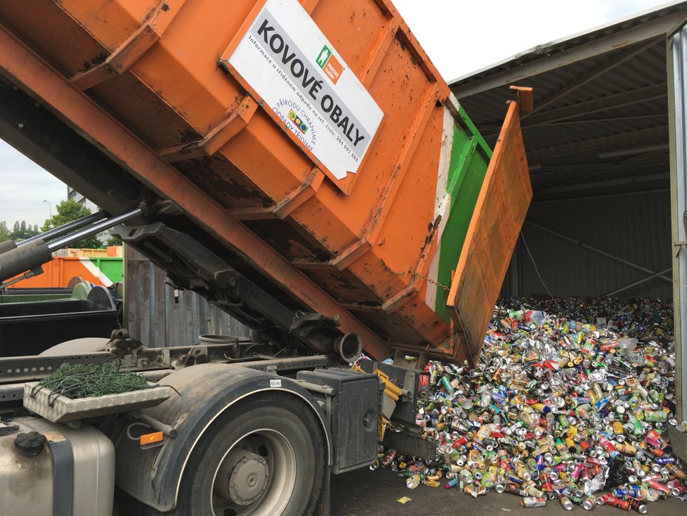 Nová třídící linka na kovové obaly v několika fázích oddělí recyklovatelný materiál od nečistot.