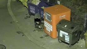 Plzeňan vysypal odpadky kolem popelnic.