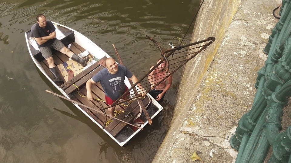 Na dně Labe leželo i tohle zrezivělé zábradlí.