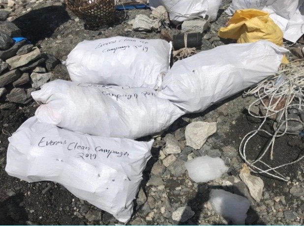 Odpadky na Mount Everestu po  sezoně 2019