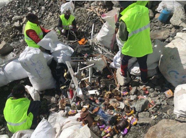 Odpadky na Mount Everestu po sezoně 2019