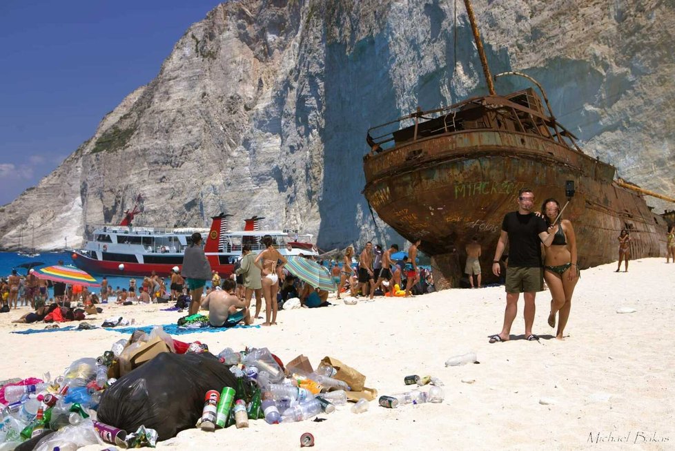 Řecký ekolog Michael Bakas nechápe, jak lidé mohou pláž takto znečistit.
