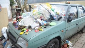 Muž na Náchodsku žije v odpadu a močí do PET lahví: Dům i zahrada jsou jako skládka