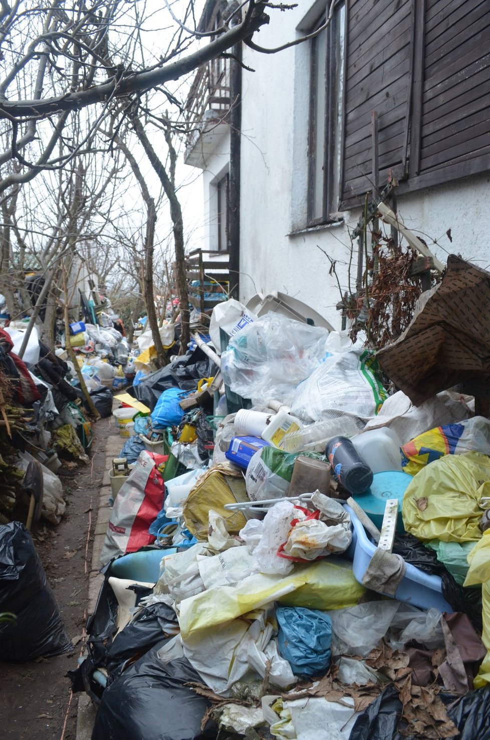 Muž na Náchodsku žije v odpadu a močí do PET lahví: Dům i zahrada jsou jako skládka