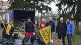 Dobrovolníci uklidili park v Libni: Za tři hodiny ho zbavili odpadků i injekčních stříkaček