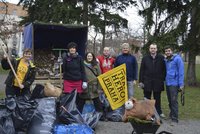 Dobrovolníci uklidili park v Libni: Za tři hodiny ho zbavili odpadků i injekčních stříkaček