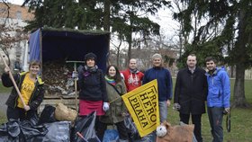 Dobrovolníci zbavili park v Libni odpadků.