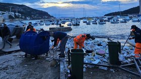 Úklid vyplavených odpadků na pláži v Dubrovníku (26.11.2025)