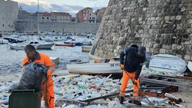 Úklid vyplavených odpadků na pláži v Dubrovníku (26.11.2025)