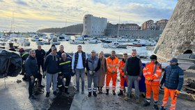 Úklid vyplavených odpadků na pláži v Dubrovníku (26.11.2025)