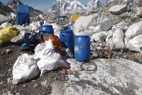 Mount Everest čeká jarní úklid. Čína chce z nejvyšší hory „odklidit“ i těla horolezců