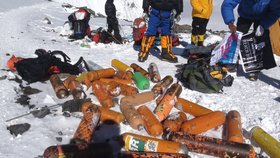 Mount Everest ničí odpady horolezců i turistů, ukazují to i fotky z minulých let.