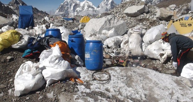 Mount Everest čeká jarní úklid. Čína chce z nejvyšší hory „odklidit“ i těla horolezců