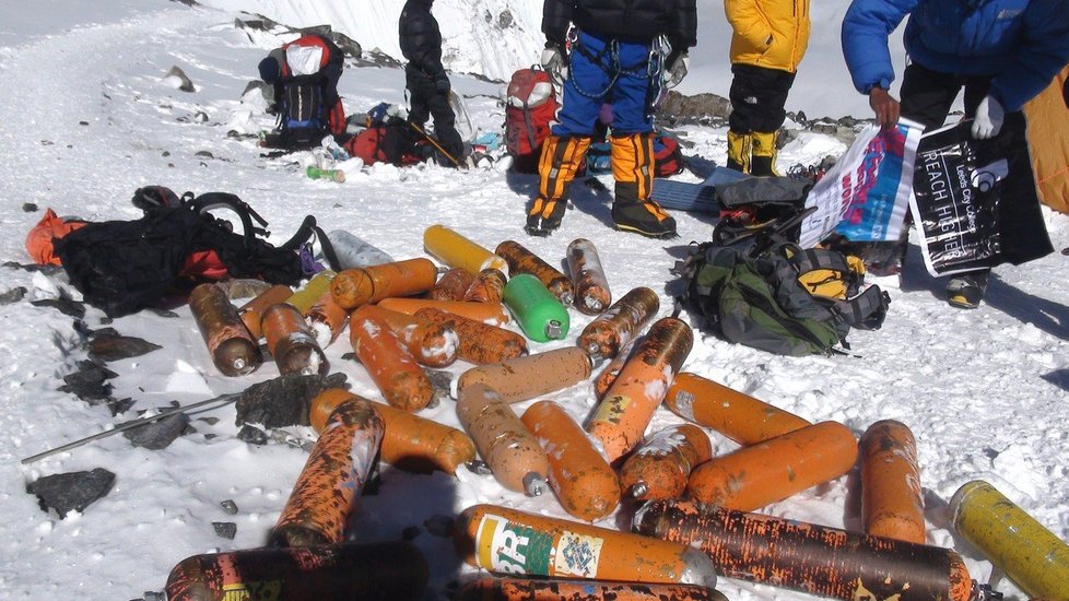 Mount Everest ničí odpady horolezců i turistů, ukazují to i fotky z minulých let.