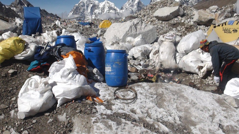 Mount Everest ničí odpady horolezců i turistů, ukazují to i fotky z minulých let.