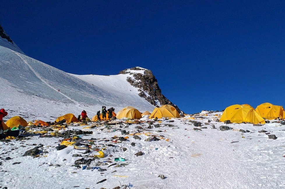 Mount Everest ničí odpady horolezců i turistů, ukazují to i fotky z minulých let.