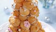 Sladký croquembouche je složený z malých profiterolek do kuželovitého tvaru, ovinutý je karamelovou nití a často ozdoben také cukrovými květy