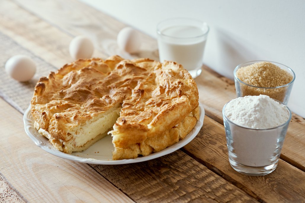 Karpatský koláč je tradičním polským moučníkem, plněný je lahodným vanilkovým krémem
