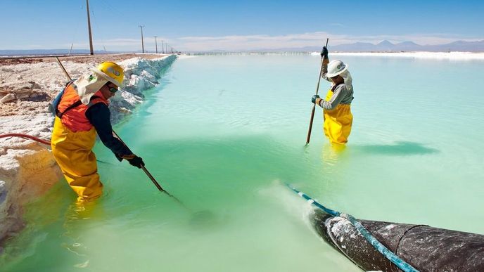 Těžba lithia: odpařovací nádrž v poušti Atacama v Chile