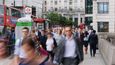 Odpolední špička: zaměstnanci City of London opouštějí finanční čtvrt přes London Bridge