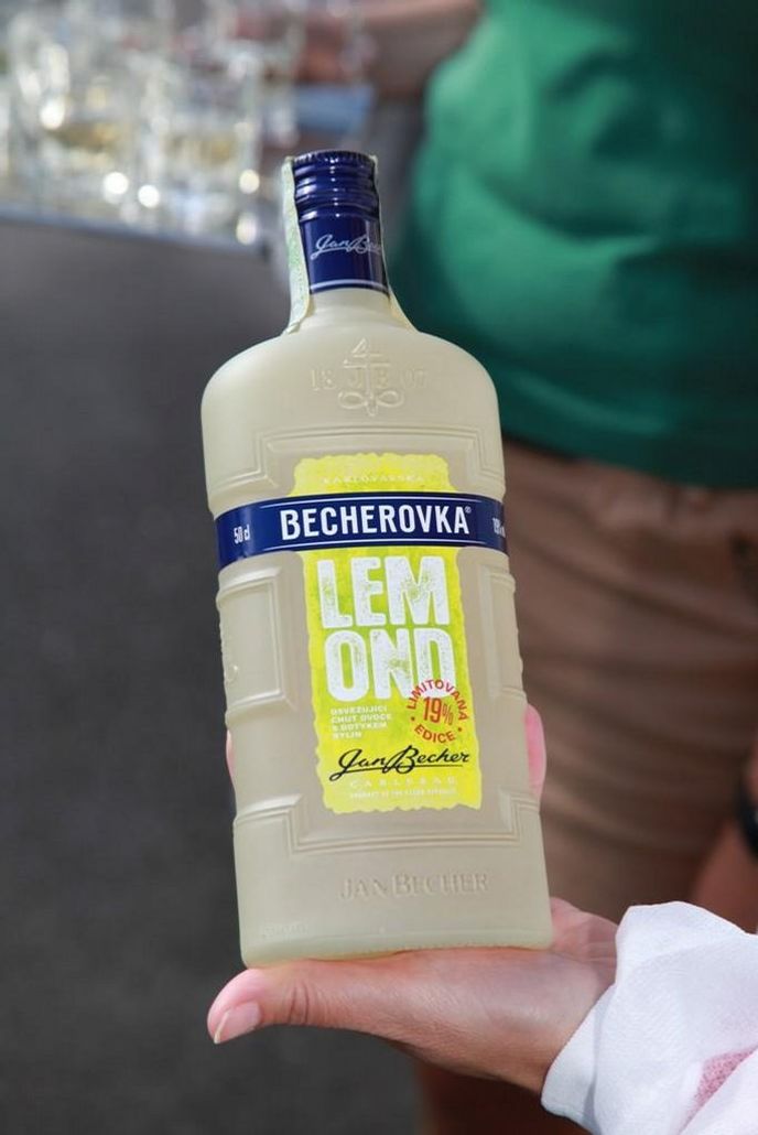 Odpověď na vyhlášení zákazu prodeje tvrdého alkoholu:  Becherovka Lemond  19 %