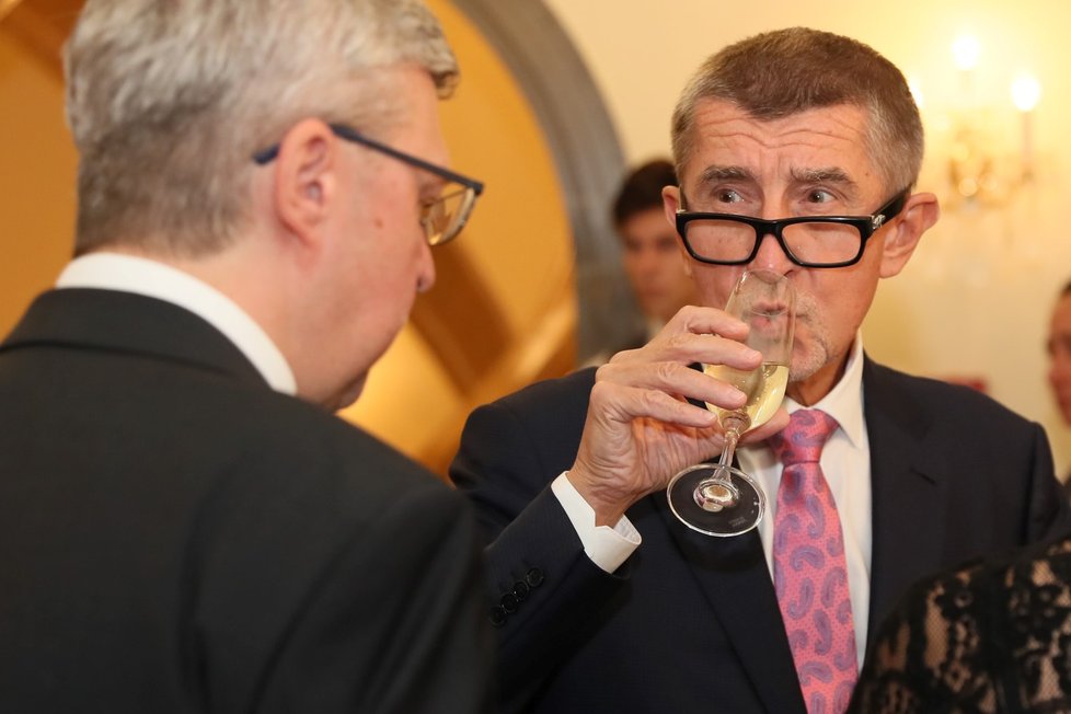 Premiér Andrej Babiš si za uvedením Havlíčka do úřadu ministra dopravy stojí