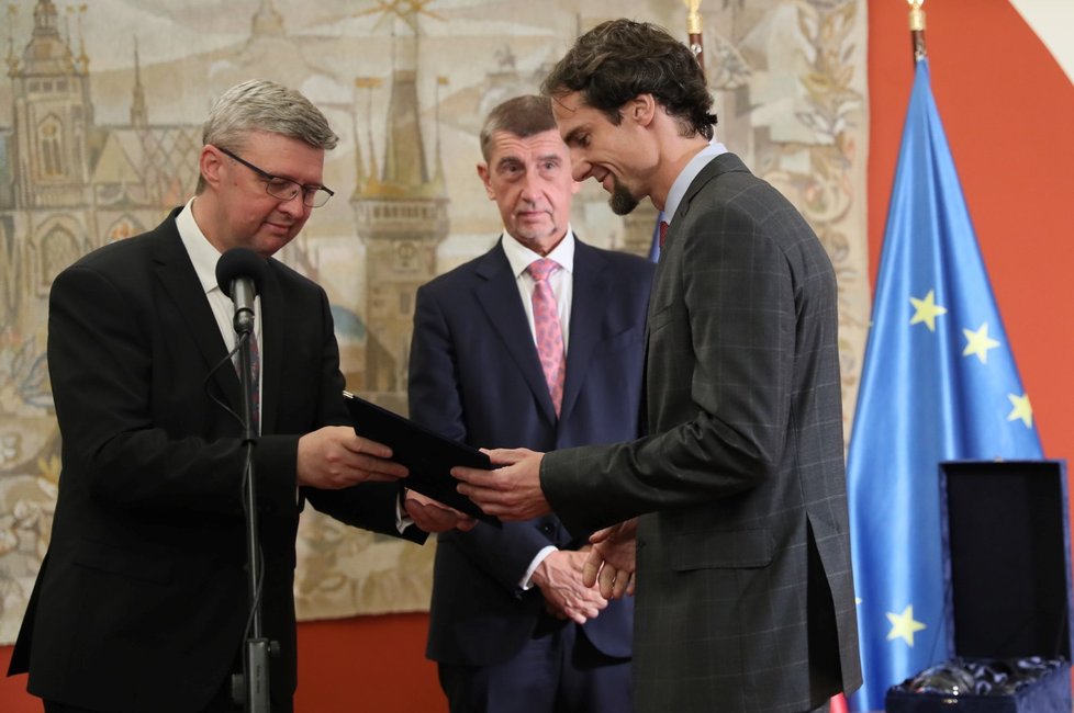 Ministr Karel Havlíček předává ocenění Odpovědný zahraniční investor zástupci firmy Albert.