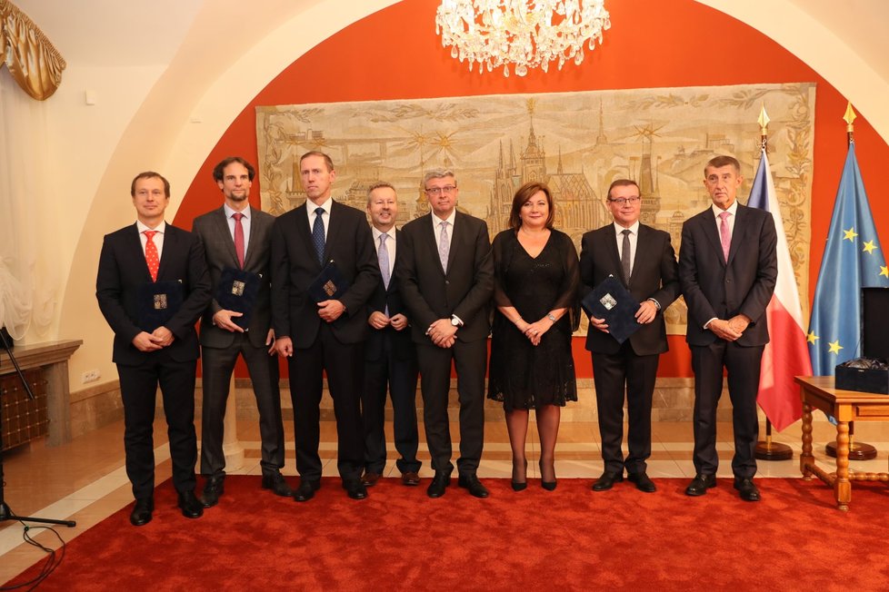 Zástupci oceněných firem a ministři spolu s premiérem Andrejem Babišem