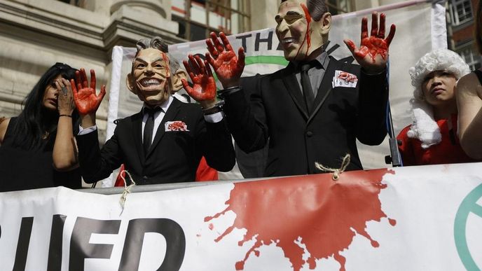 Odpůrci války v Iráku v maskách Tonyho Blaira (vlevo) a George W. Bushe.