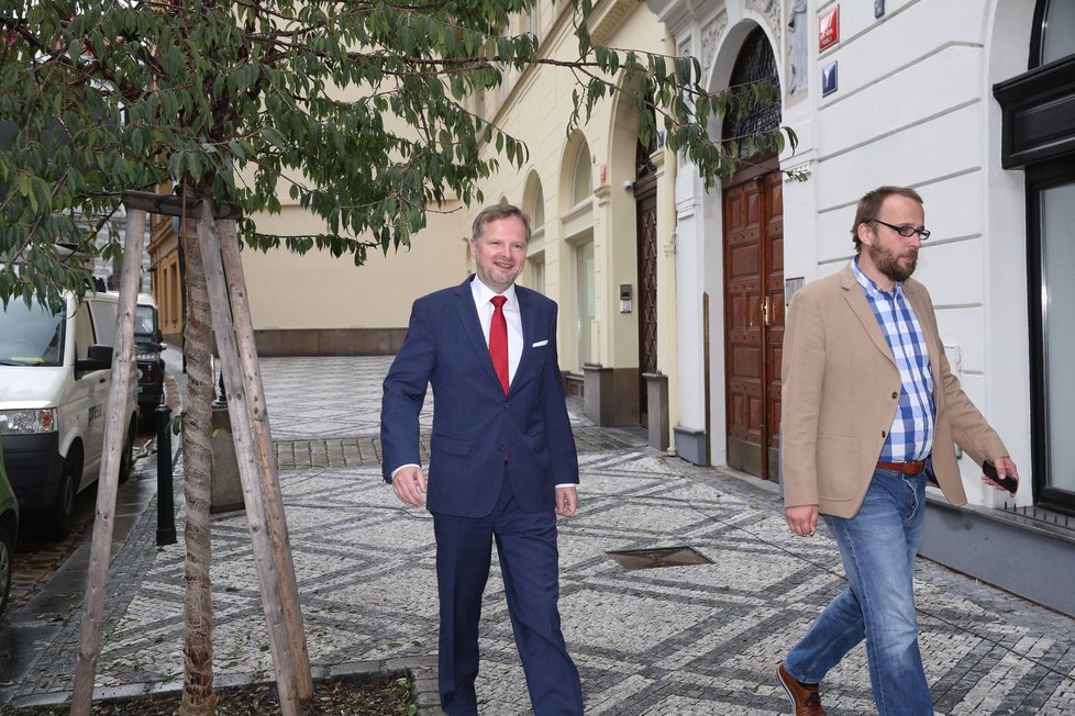Krajské volby 2016: Petr Fiala doráží do volebního štábu.