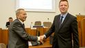 Jaroslav Kubera gratuluje na archivní fotce Hynku Hanzovi ke zvolení primátorem