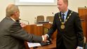 Jaroslav Kubera gratuluje na archivní fotce Hynku Hanzovi ke zvolení primátorem