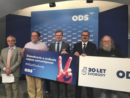 ODS představila kampaň k příležitosti 30. let svobody, (zleva pamětníci a členové ODS) Alexandr Vondra, Marek Benda, Petr Fiala, Pavel Žáček a František Čuňas Stárek