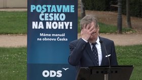 Předsedu ODS Petra Fialu rozcuchal vítr. (24. 6. 2020)