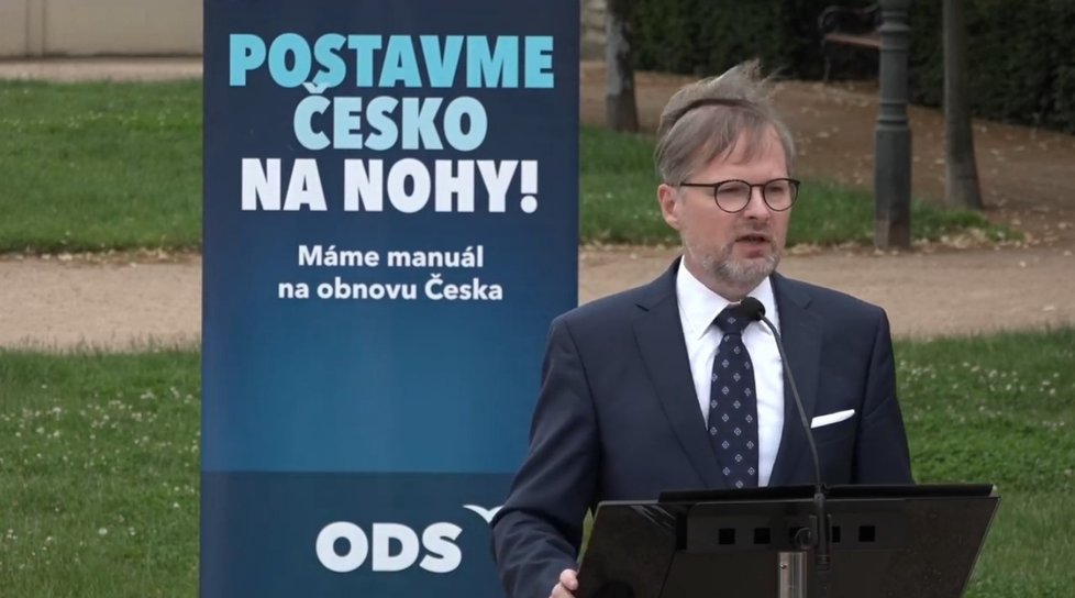 Předsedu ODS Petra Fialu rozcuchal vítr. (24. 6. 2020)