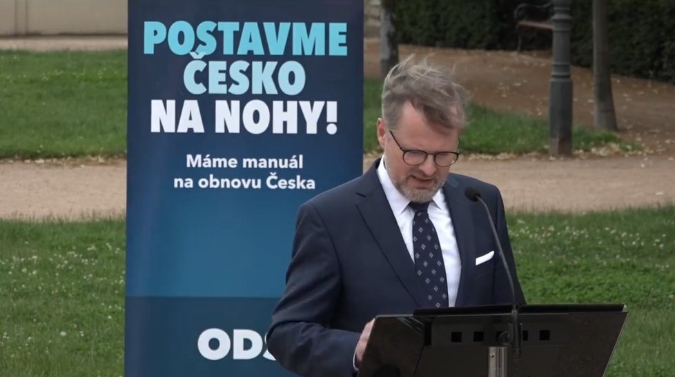Předsedu ODS Petra Fialu rozcuchal vítr. (24. 6. 2020)
