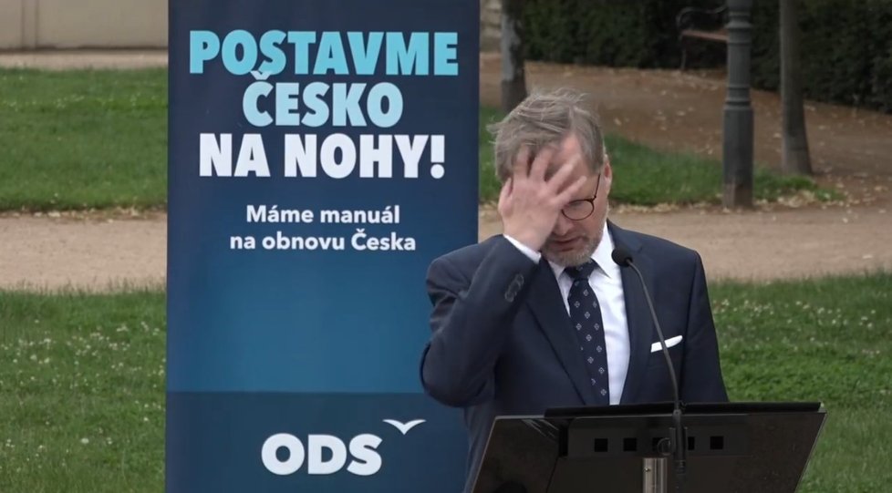 Předsedu ODS Petra Fialu rozcuchal vítr. (24. 6. 2020)