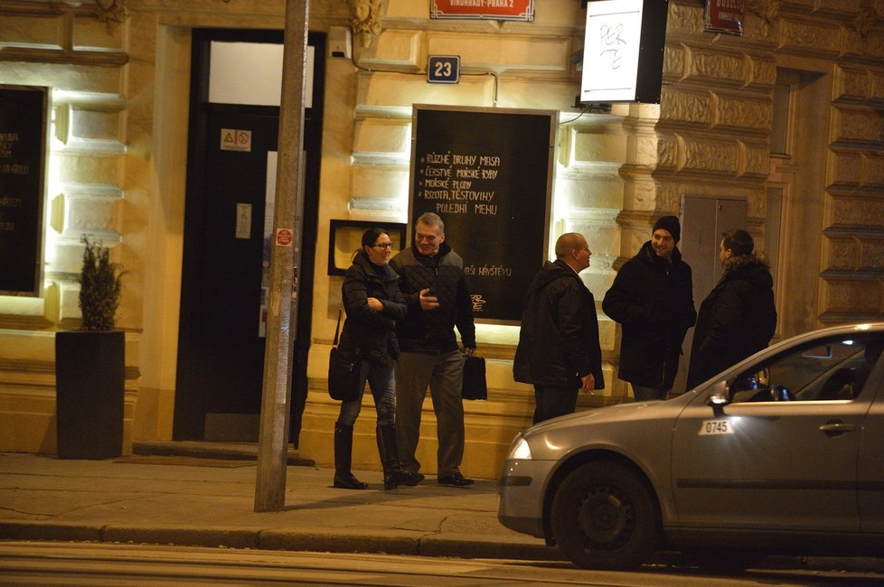 Aleksandra Udženija a Bohuslav Svoboda v družném rozhovoru. Tajná noční schůzka špiček pražské ODS se chýlí ke konci