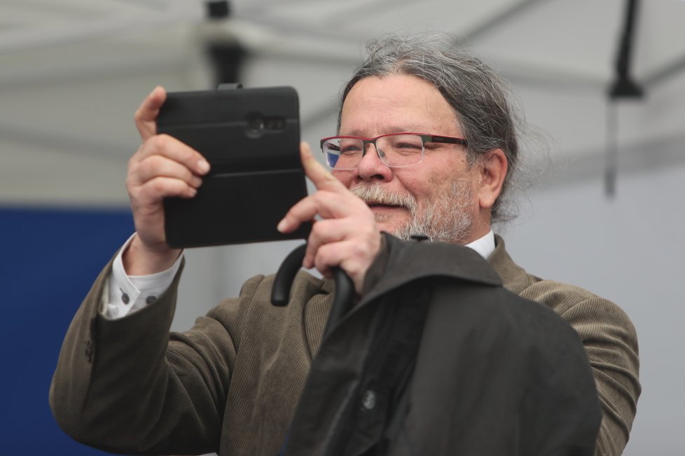 Bývalý ministr zahraničí a obrany a zvolený europoslanec za ODS Alexandr Vondra na protivládní demonstraci na Letné (23. 6. 2019)