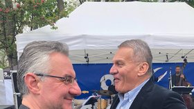 To mu ještě bylo dobře: Exprimátor Bohuslav Svoboda (vpravo) na oslavách 1. máje 2019