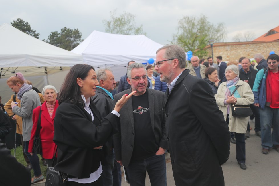 Alexandra Udženija, Jan Zahradil a Petr Fiala během prvomájové akce ODS na Petříně (1.5.2019)